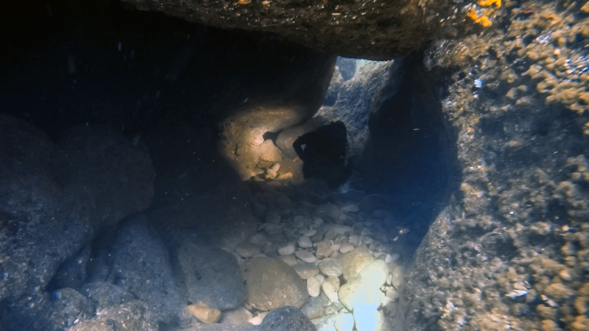 Swim through under a boulder at Ras Il-Kanun