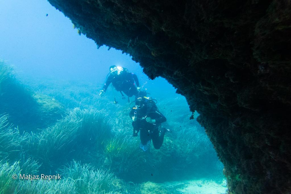 nice divers next to cave [Matjaz Repnik]